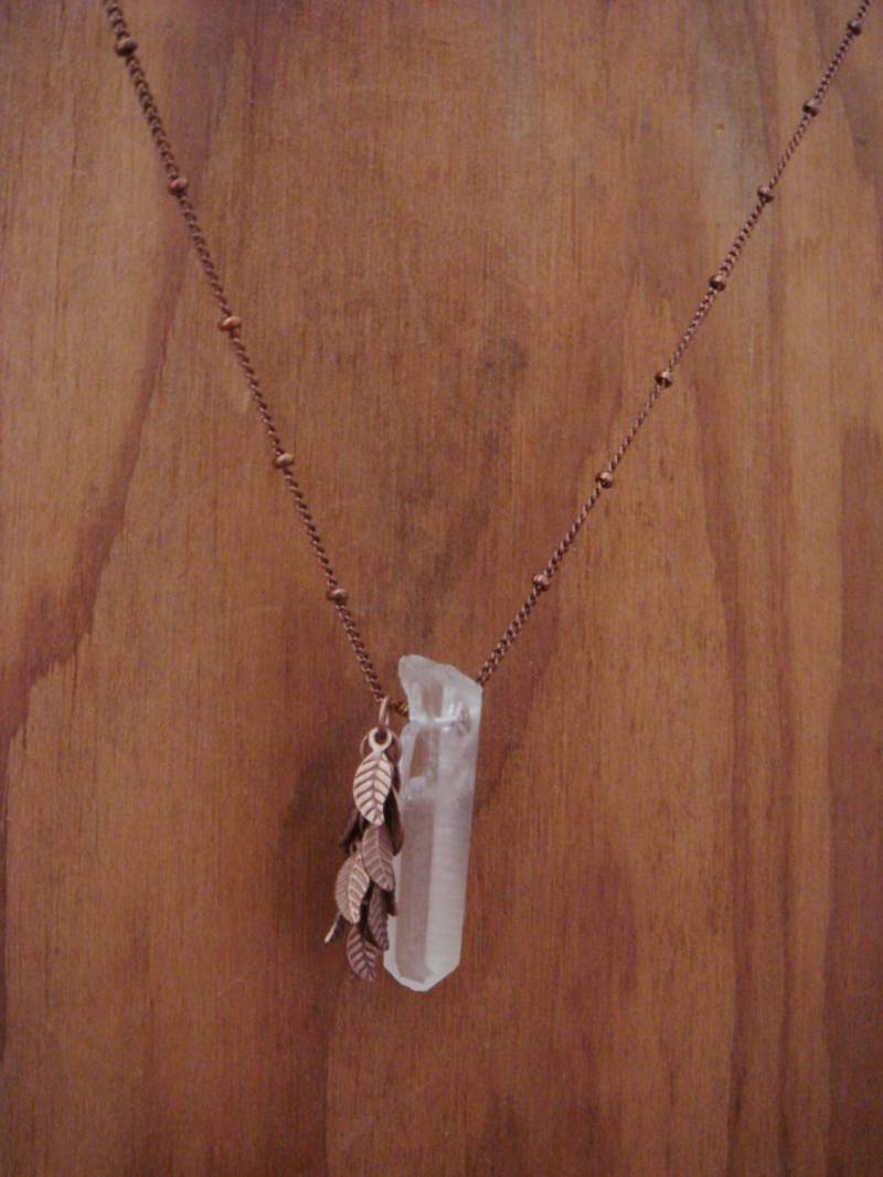 Kristall Quarz Punkt Mit Seite Gefegt Blätter Halskette Kristall Quarz Punkt Mit Seite Gefegt Blätter Halskette von dapht