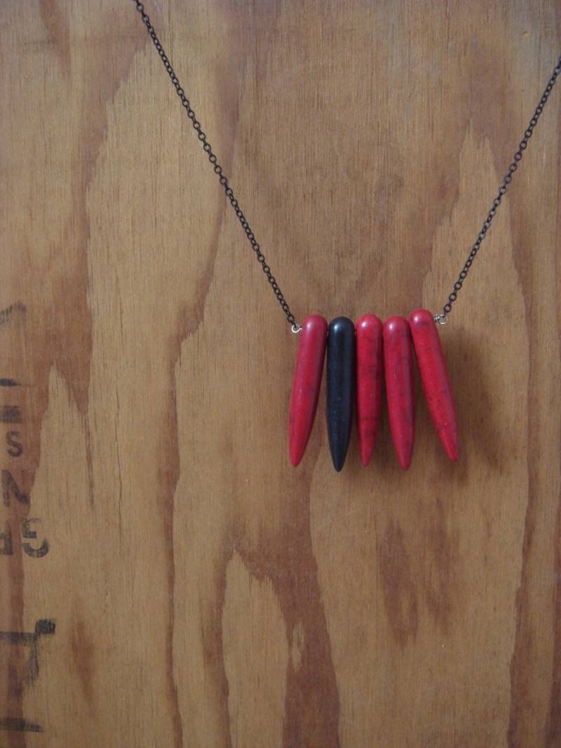 Rot & Schwarz Spikes Kette Rot & Schwarz Spikes Kette von dapht
