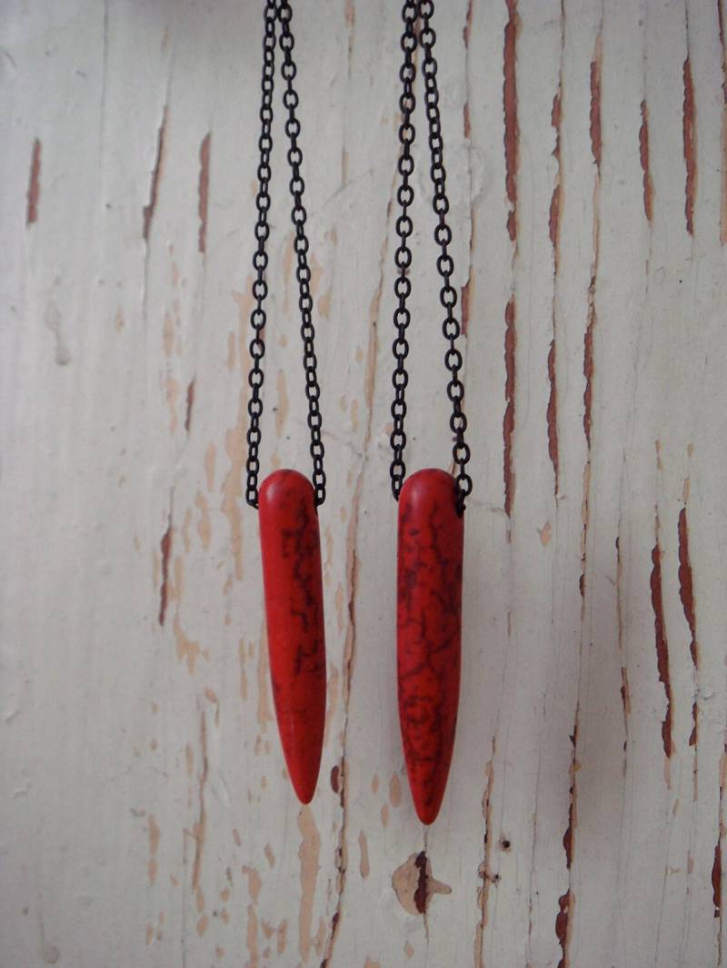 Rote Howlith Spike Ohrringe von dapht