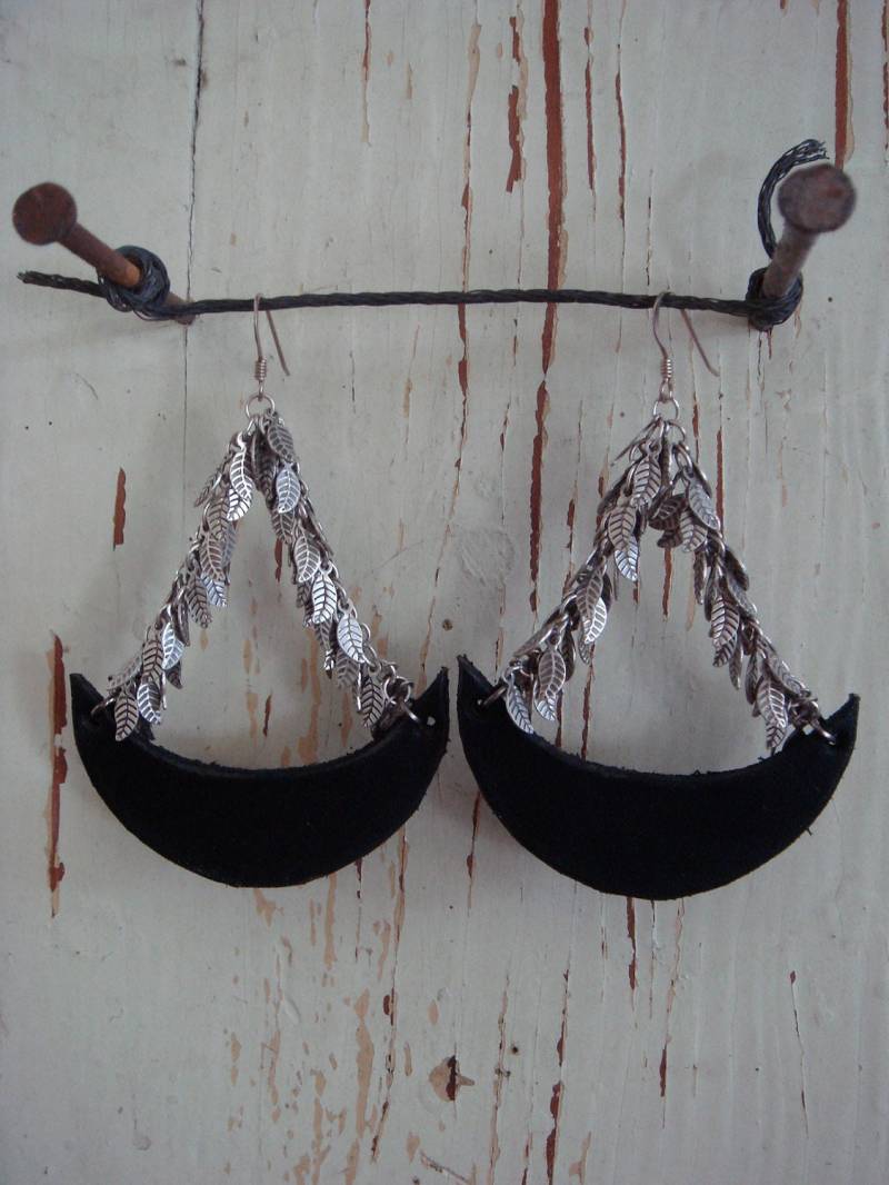 Verkauf - Schwarze Leder-Halbmond Mit Silber Blätter Ohrringe Verkauf - Schwarze Leder-Halbmond Mit Silber Blätter Ohrringe von dapht