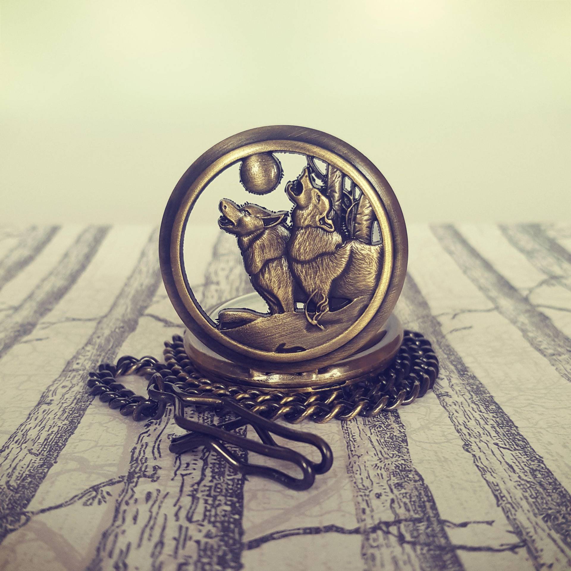 Wolf Taschenuhr Bronze Anheulende Wölfe, Weste Mit Kettenuhr Wolf Taschenuhr Bronze Anheulende Wölfe, Weste Mit Kettenuhr von dapperchaps