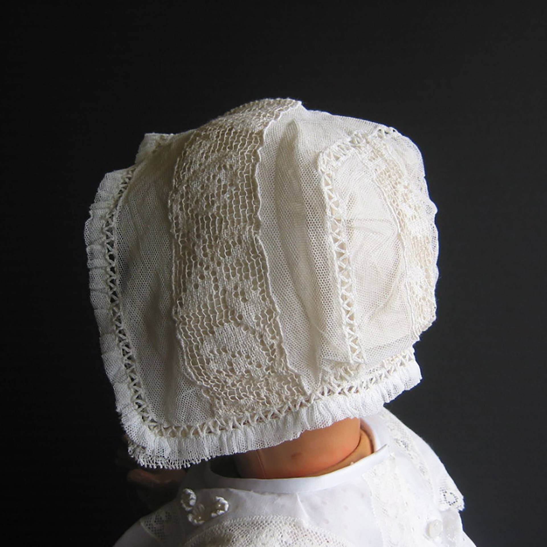Vintage Handgefertigt Antike Haube Baby Mütze Puppenhaube Mit Filet Antique Auf Tüll Seide Spitze Frankreich Um 1900 Genderneutral Unisex Vintage Handgefertigt Antike Haube Baby Mütze Puppenhaube Mit Filet Antique Auf Tüll Seide Spitze Frankreich Um 1900 Genderneutral Unisex von darauffreueichmich