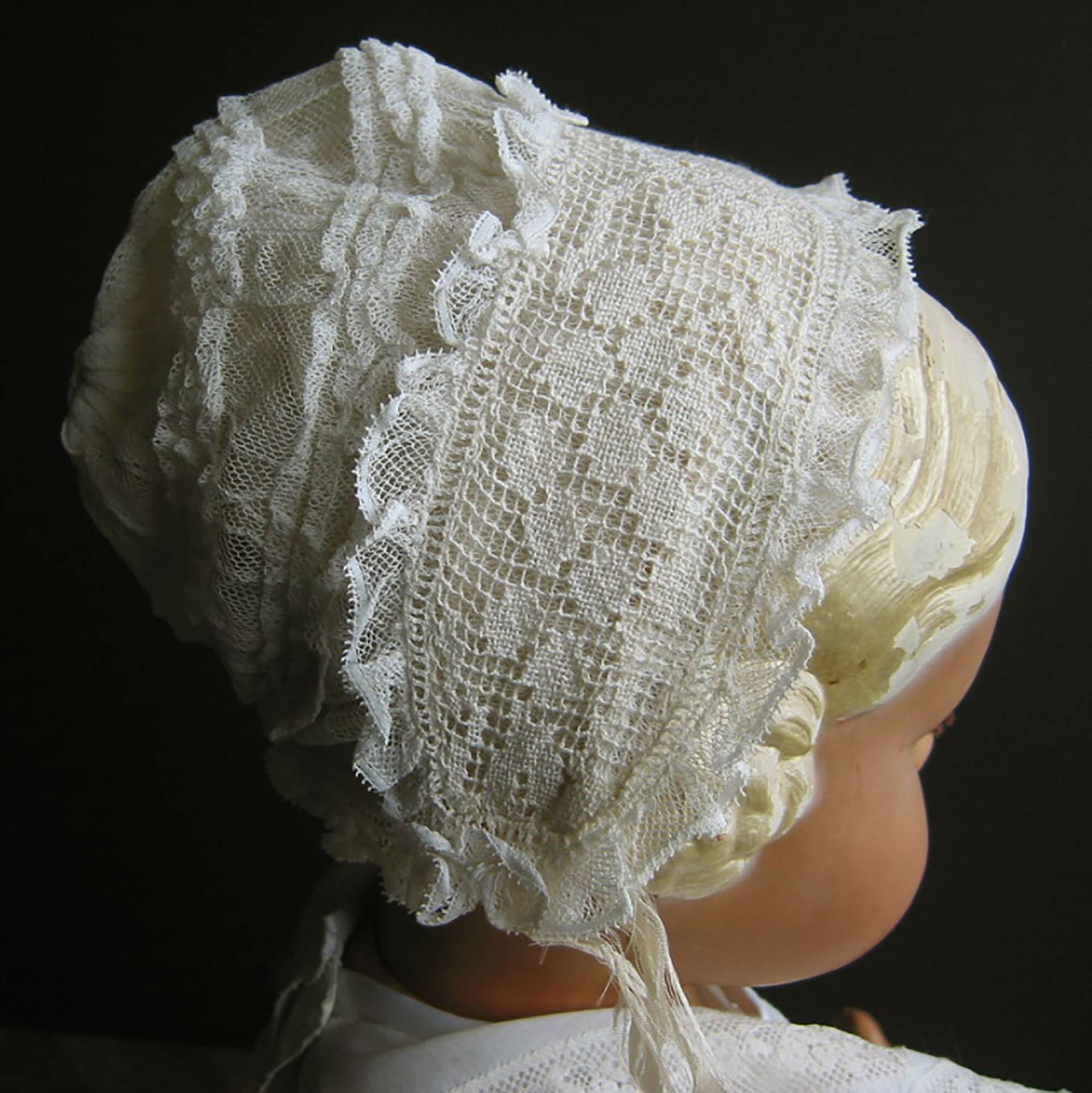 Vintage Handgefertigt Tauf Haube Baby Mütze Mit Filet Antique Auf Tüll Seide Seidenband Tüllspitze Frankreich Um 1900 Genderneutral Unisex Vintage Handgefertigt Tauf Haube Baby Mütze Mit Filet Antique Auf Tüll Seide Seidenband Tüllspitze Frankreich Um 1900 Genderneutral Unisex von darauffreueichmich