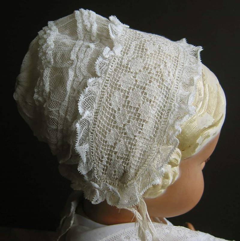 Vintage Handgefertigt Tauf Haube Baby Mütze Mit Filet Antique Auf Tüll Seide Seidenband Tüllspitze Frankreich Um 1900 Genderneutral Unisex von darauffreueichmich