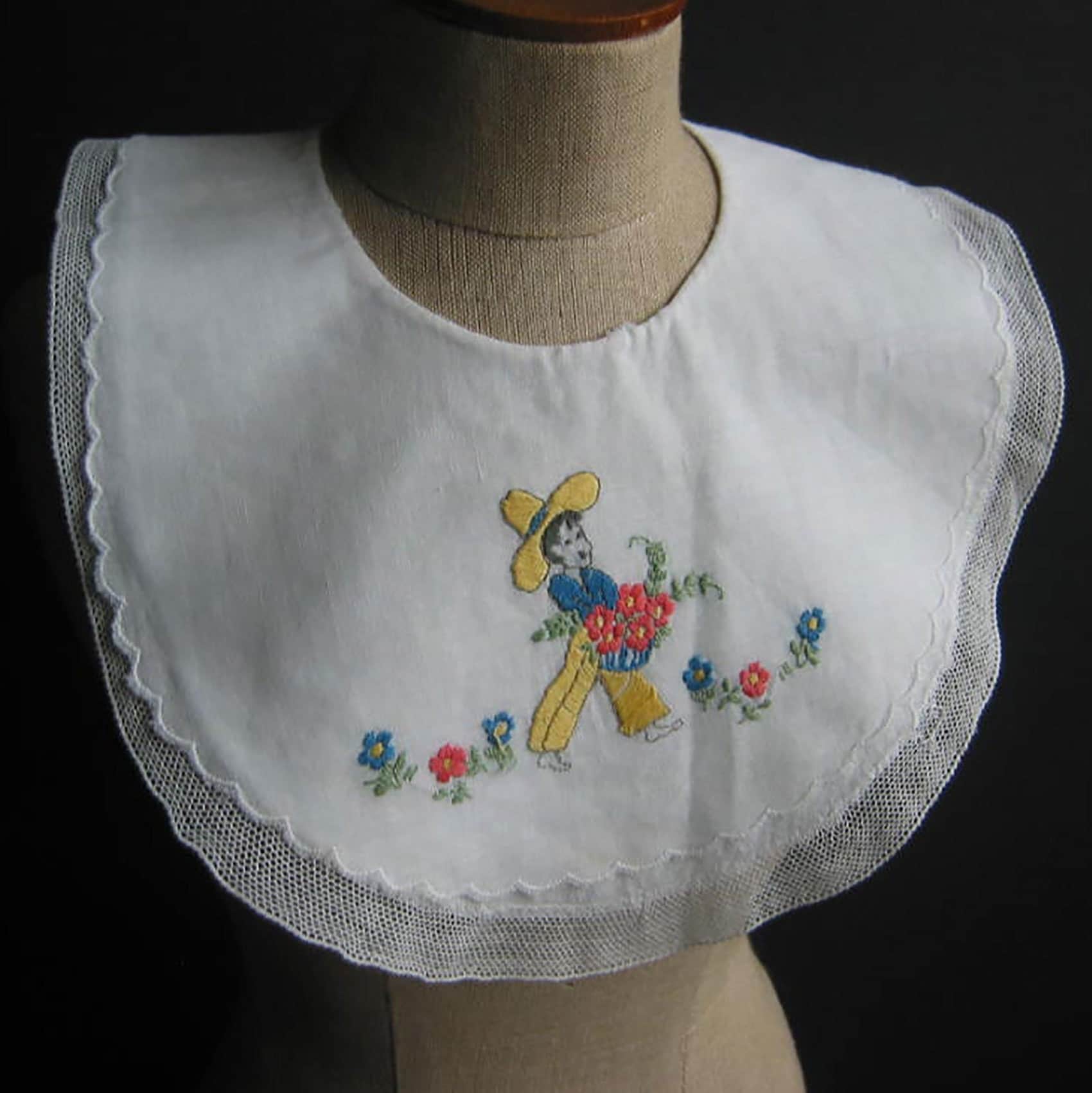 Vintage Handgefertigtes Altes Baby Lätzchen Kragen Tauflätzchen Stickerei Sehr Feines Leinen Tüllspitze Perlmuttknopf Frankreich Um 1980 von darauffreueichmich