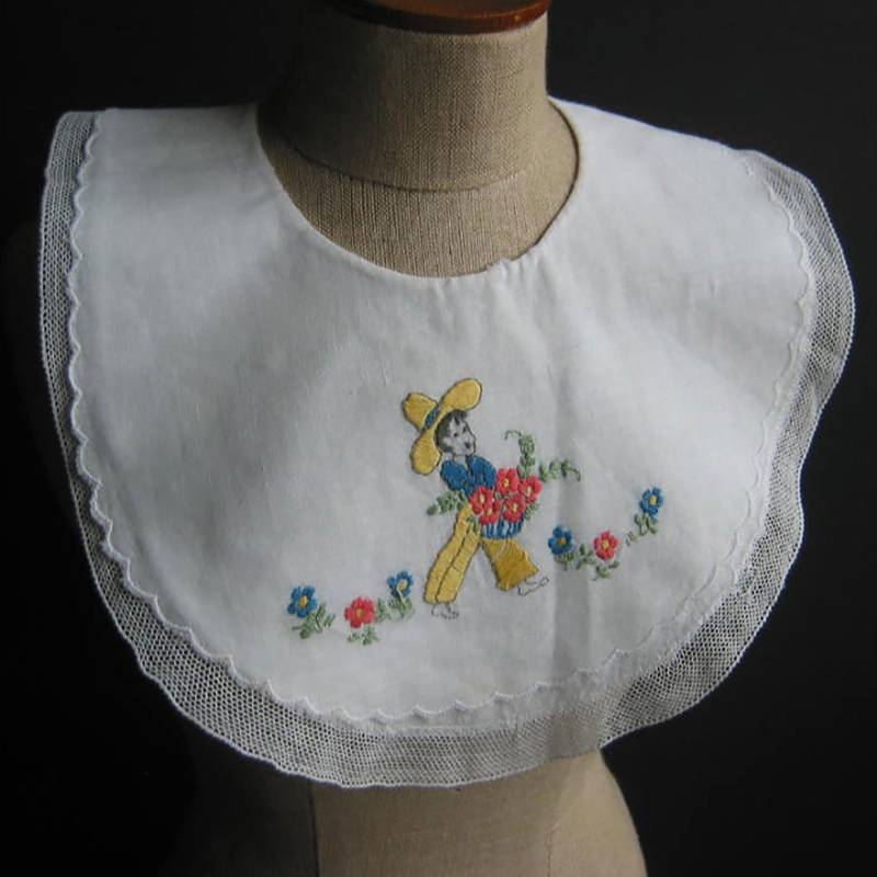 Vintage Handgefertigtes Altes Baby Lätzchen Kragen Tauflätzchen Stickerei Sehr Feines Leinen Tüllspitze Perlmuttknopf Frankreich Um 1980 von darauffreueichmich