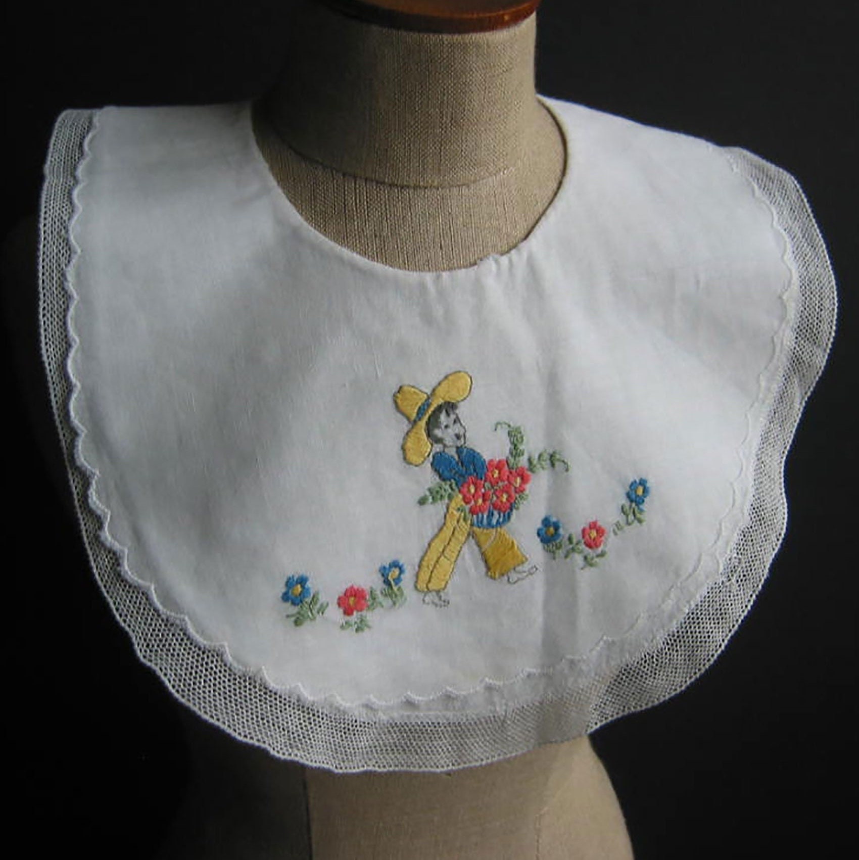 Vintage Handgefertigtes Altes Baby Lätzchen Kragen Tauflätzchen Stickerei Sehr Feines Leinen Tüllspitze Perlmuttknopf Frankreich Um 1980 von darauffreueichmich