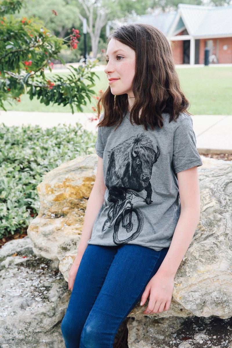 Buffalo Auf Fahrrad Kinder T-Shirt Handgedrucktes Grafik-T-Shirt von darkcycleclothing