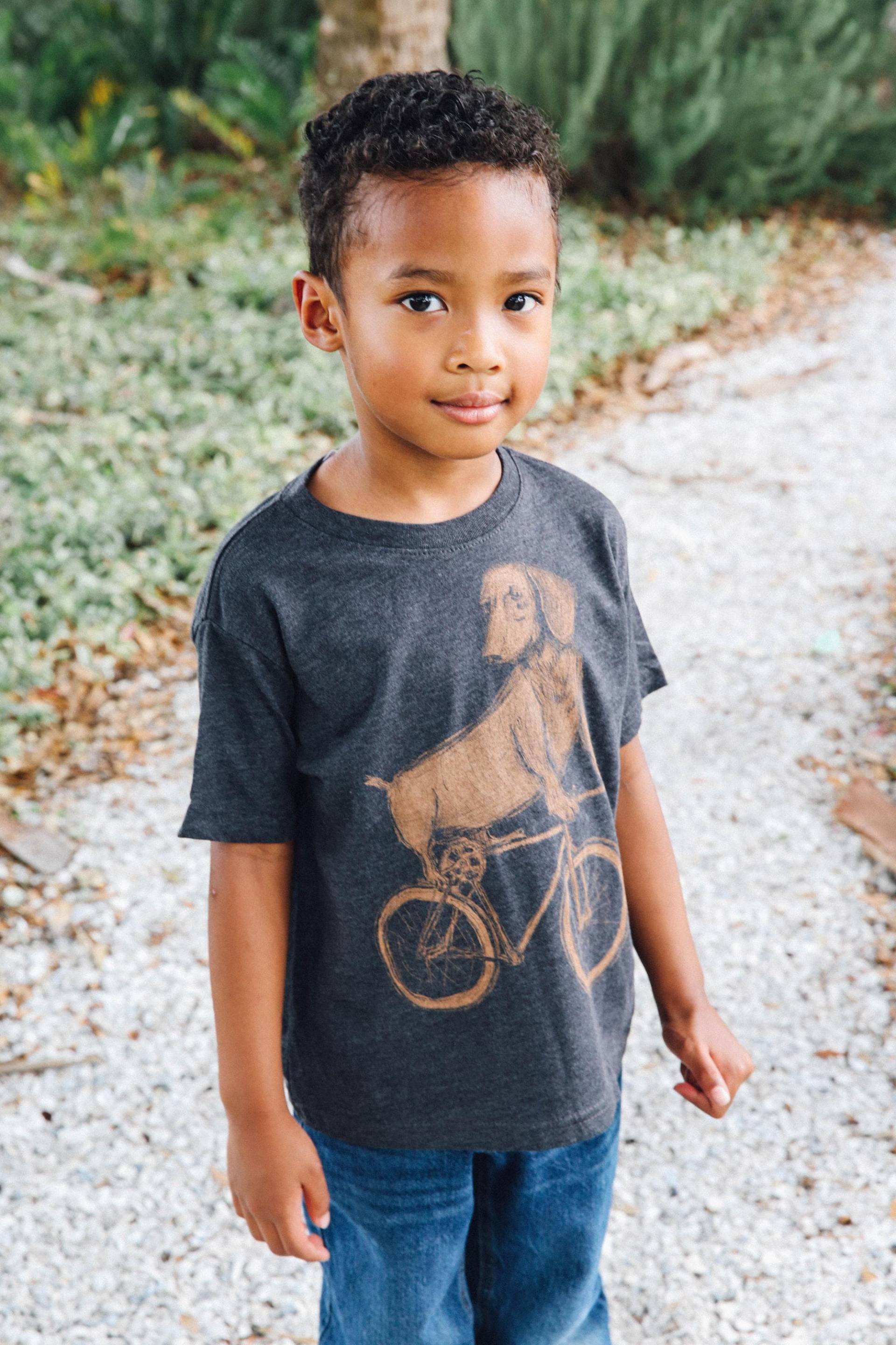 Dackel Auf Fahrrad Kinder T-Shirt Handgemachtes Grafik-T-Shirt von darkcycleclothing