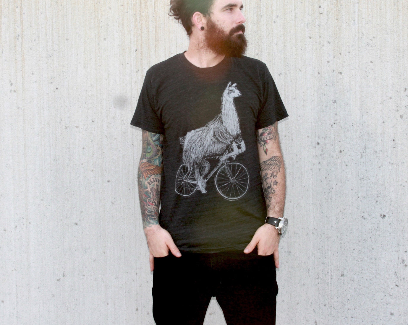 Lama Auf Fahrrad-T-Shirt Handgesiebtes Tri-Blend-T-Shirt von darkcycleclothing