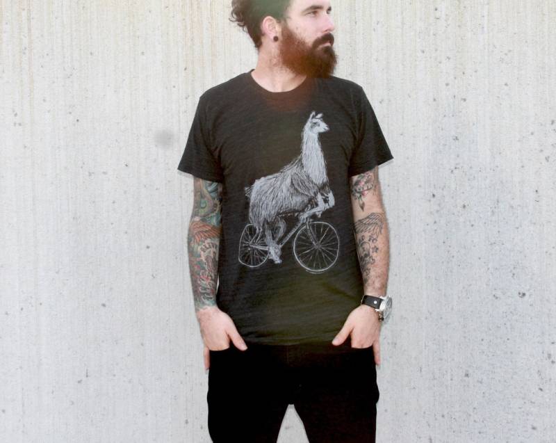 Lama Auf Fahrrad-T-Shirt Handgesiebtes Tri-Blend-T-Shirt von darkcycleclothing