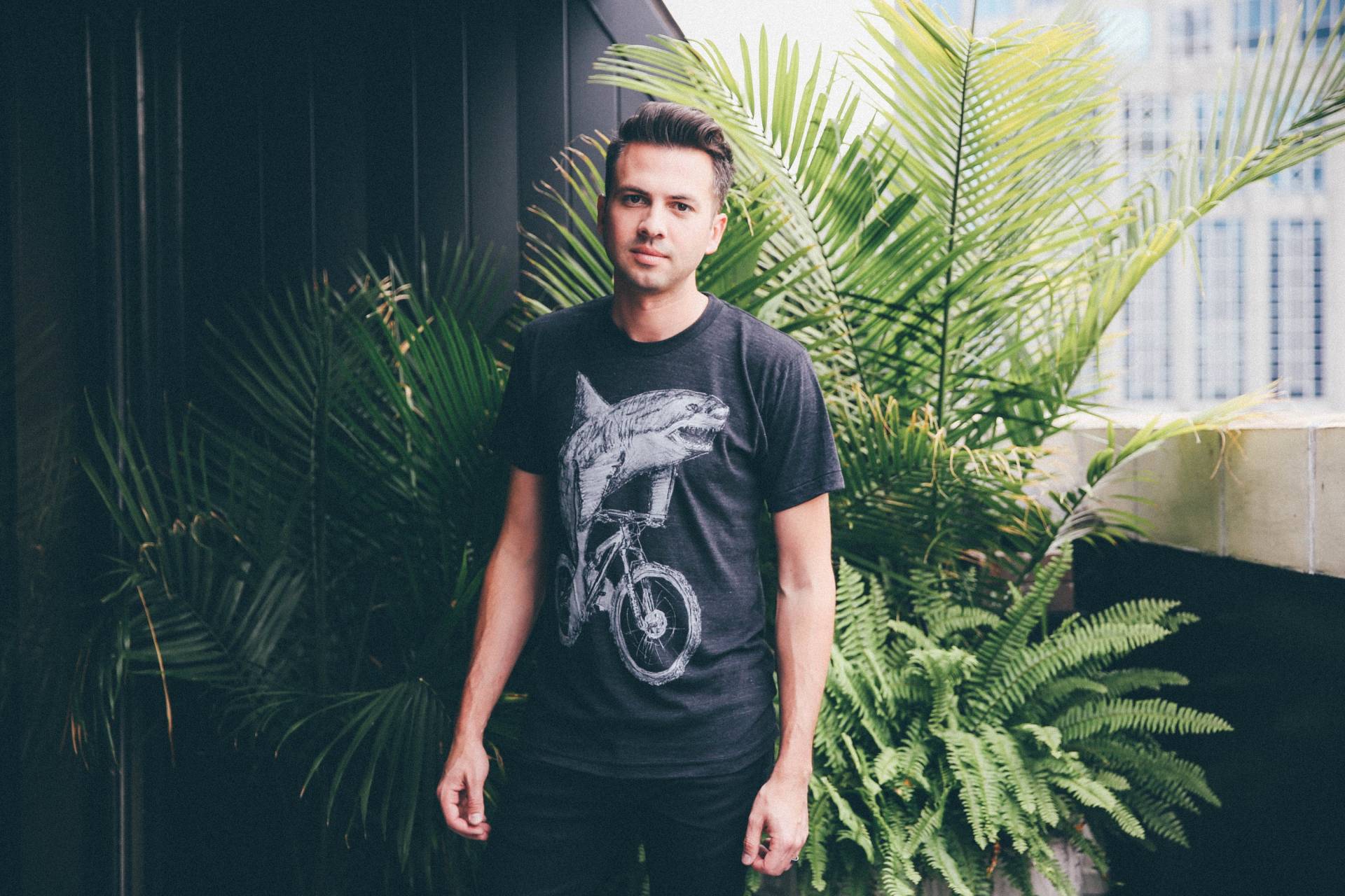 Weißer Hai Auf Ein Fahrrad T Shirt Lustige Geschenk Für Ihn Hipster-Shirt von darkcycleclothing