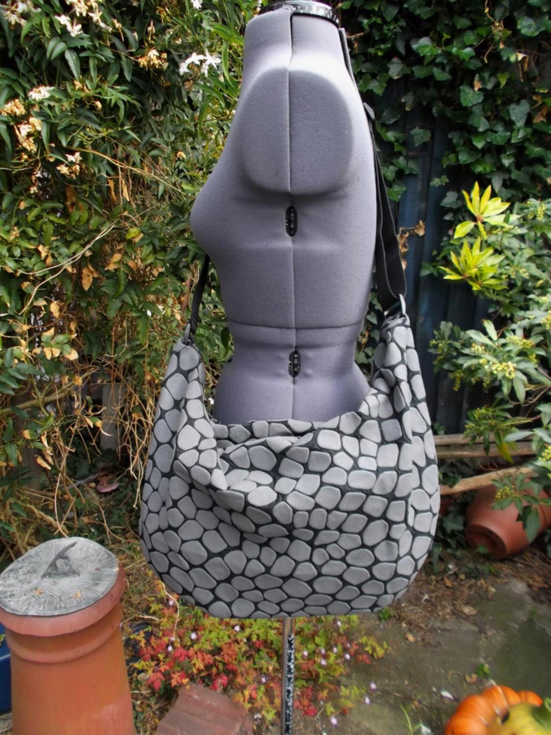 3D Pebble Slouch Bag Verstellbarer Riemen Hobo Bag 3D Pebble Slouch Bag Verstellbarer Riemen Hobo Bag von dashAclothing