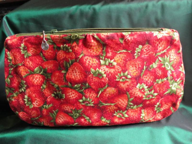 Make-Up-Tasche Wasserdichte Futter Erdbeer-Druck Extra Lang Make-Up-Bürstentasche Uk Verkäufer Make-Up-Tasche Wasserdichte Futter Erdbeer-Druck Extra Lang Make-Up-Bürstentasche Uk Verkäufer von dashAclothing