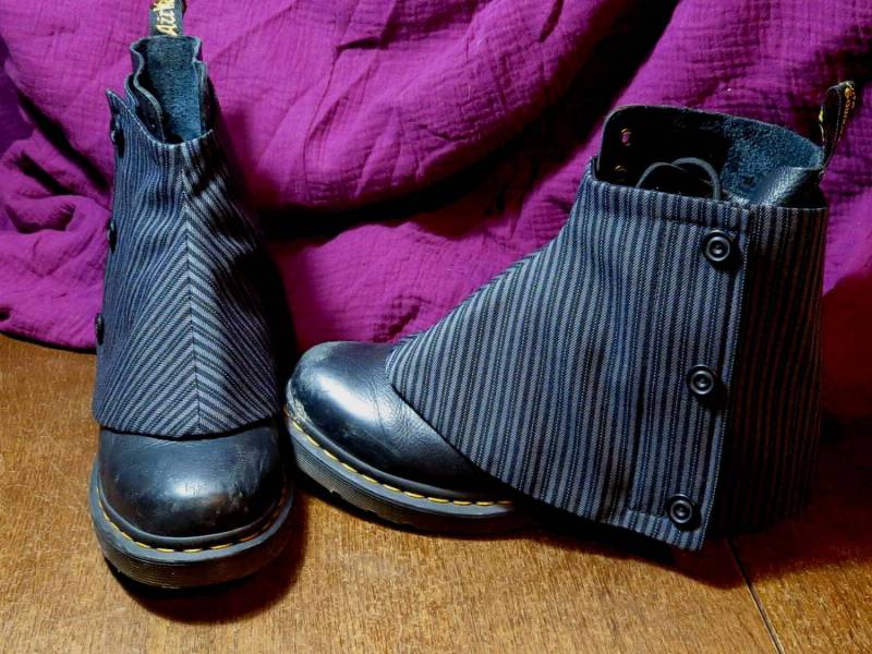 Gamaschen Totenköpfe Streifen-Bringerei Streifen Größenverstellbar Gamaschen Totenköpfe Streifen-Bringerei Streifen Größenverstellbar von dashAclothing