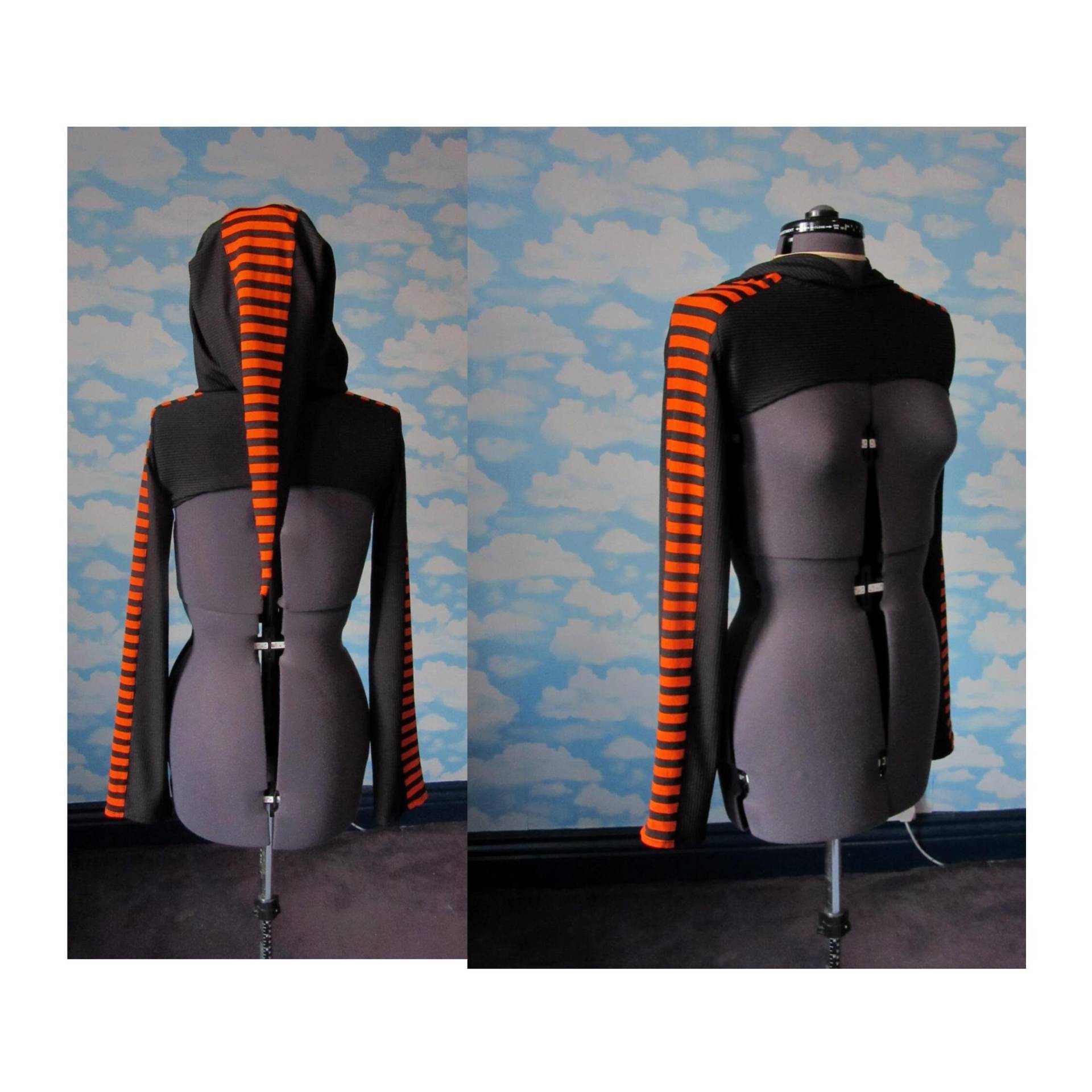 Halloween Shrug Mit Oversized Spitze Kapuze Kürbis Orange Und Schwarz Streifen Cropped Hoodie von dashAclothing