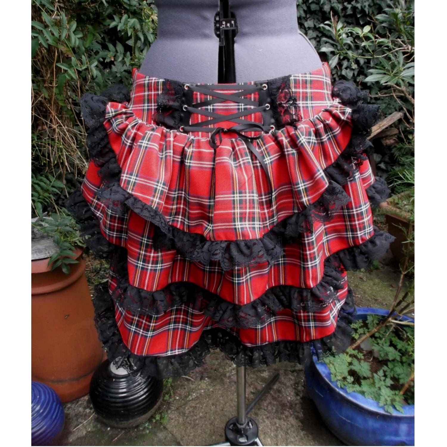 Roter Schottenkaro Tournürenrock Mit Schwarzer Spitze. Zurück Korsett Stil Schnürung Jede Größe Jeder Tartan Karierten Rock Roter Schottenkaro Tournürenrock Mit Schwarzer Spitze. Zurück Korsett Stil Schnürung Jede Größe Jeder Tartan Karierten Rock von dashAclothing