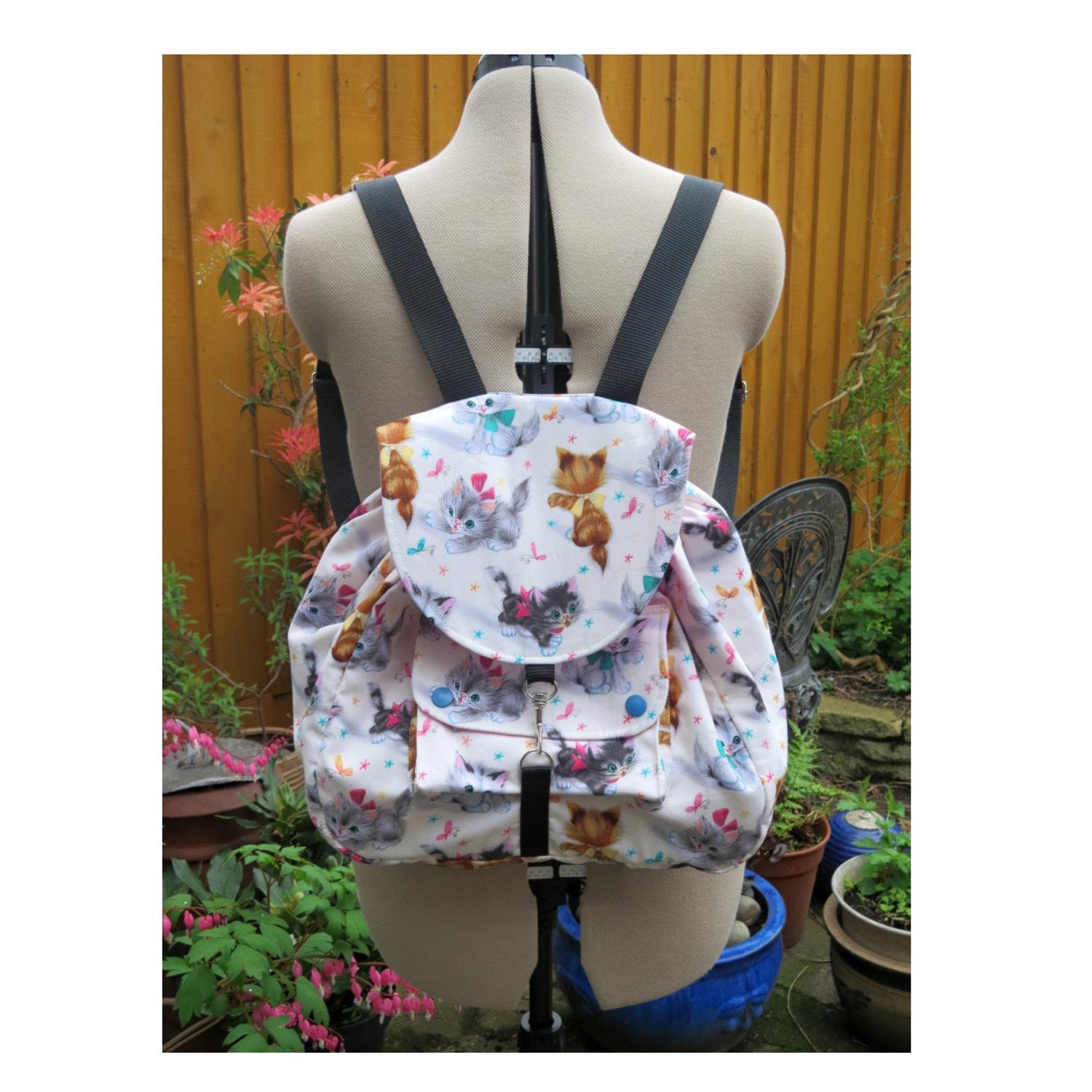 Kätzchen Print Rucksack Frachttasche, Rosa Futter, Handgefertigt in England Kätzchen Print Rucksack Frachttasche, Rosa Futter, Handgefertigt in England von dashAclothing