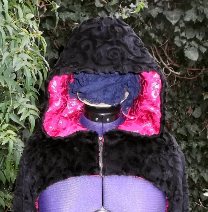 Schwarzer Minky Kapuzen Shrug Pink Jacquard Satin Gefüttert - Made in England Schwarzer Minky Kapuzen Shrug Pink Jacquard Satin Gefüttert - Made in England von dashAclothing