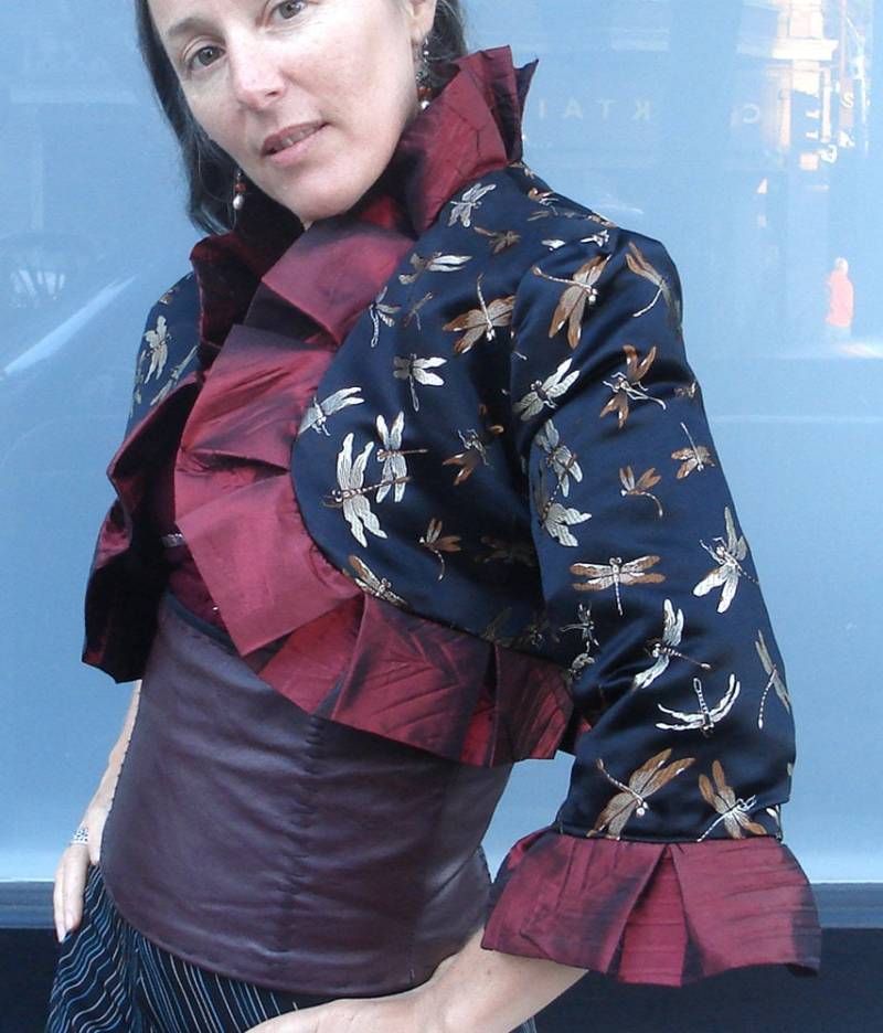 Schwarze Libelle Und Bronze Gesteppte Seide Mit Burgund Geflötet Rüschen Reversible Bolero Zwei Jacken in Einem von dashandbag