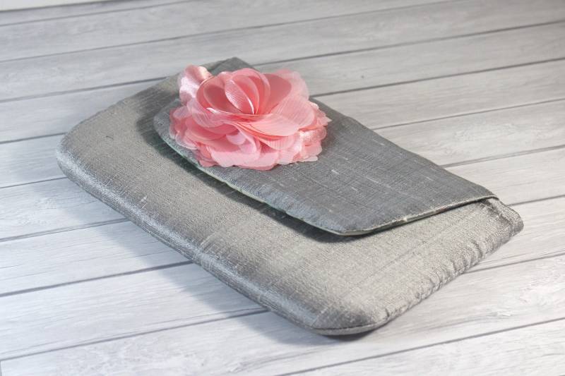 Graue Fototasche. Personalisierte Mutter Der Brautmutter Bräutigam Geschenk. Bild Clutch Brautjungfern Hochzeitsgeschenk in Dupioni Seide Graue Fototasche. Personalisierte Mutter Der Brautmutter Bräutigam Geschenk. Bild Clutch Brautjungfern Hochzeitsgeschenk in Dupioni Seide von dashingcrafts