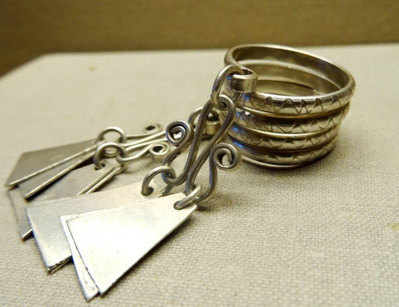 Spiralring Mit Anhängern Und Glatten Zwirnen Spiralring Mit Anhängern Und Glatten Zwirnen von daumants