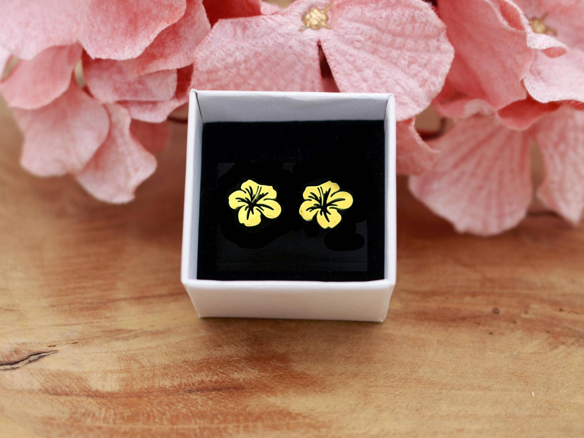Goldfarbene Blumen Ohrstecker - Edelstahl Ohrringe Floraler Schmuck Geschenk Für Frauen von davaleriaShop