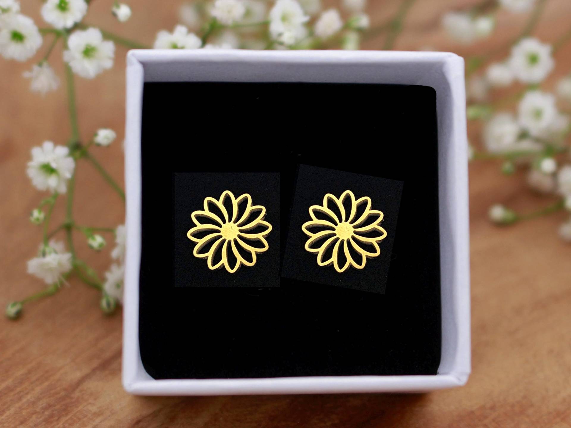 Goldfarbene Blumen-Ohrstecker Aus Edelstahl - Filigraner Damenschmuck von davaleriaShop