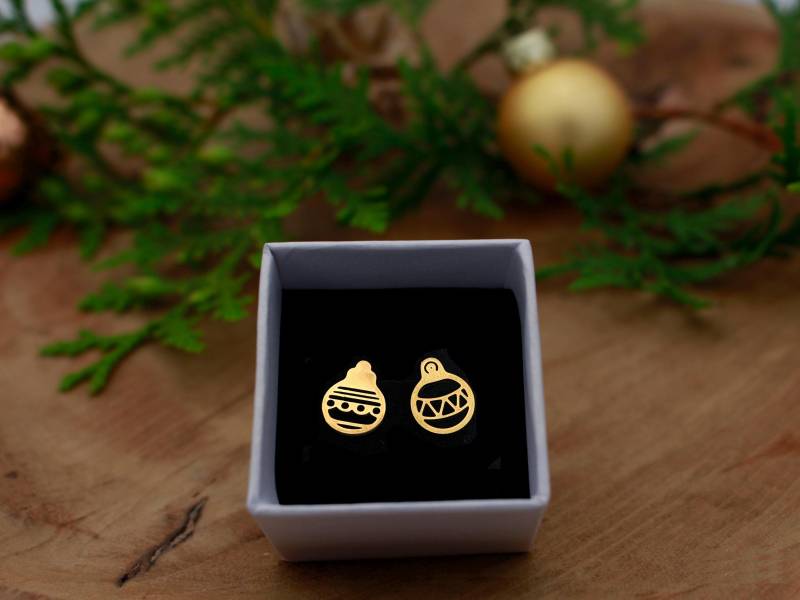 Goldene Weihnachtskugel Ohrstecker Aus Edelstahl - Festlicher Christbaumschmuck Für Damen Weihnachtsohrringe Geschenkidee Goldene Weihnachtskugel Ohrstecker Aus Edelstahl - Festlicher Christbaumschmuck Für Damen Weihnachtsohrringe Geschenkidee von davaleriaShop