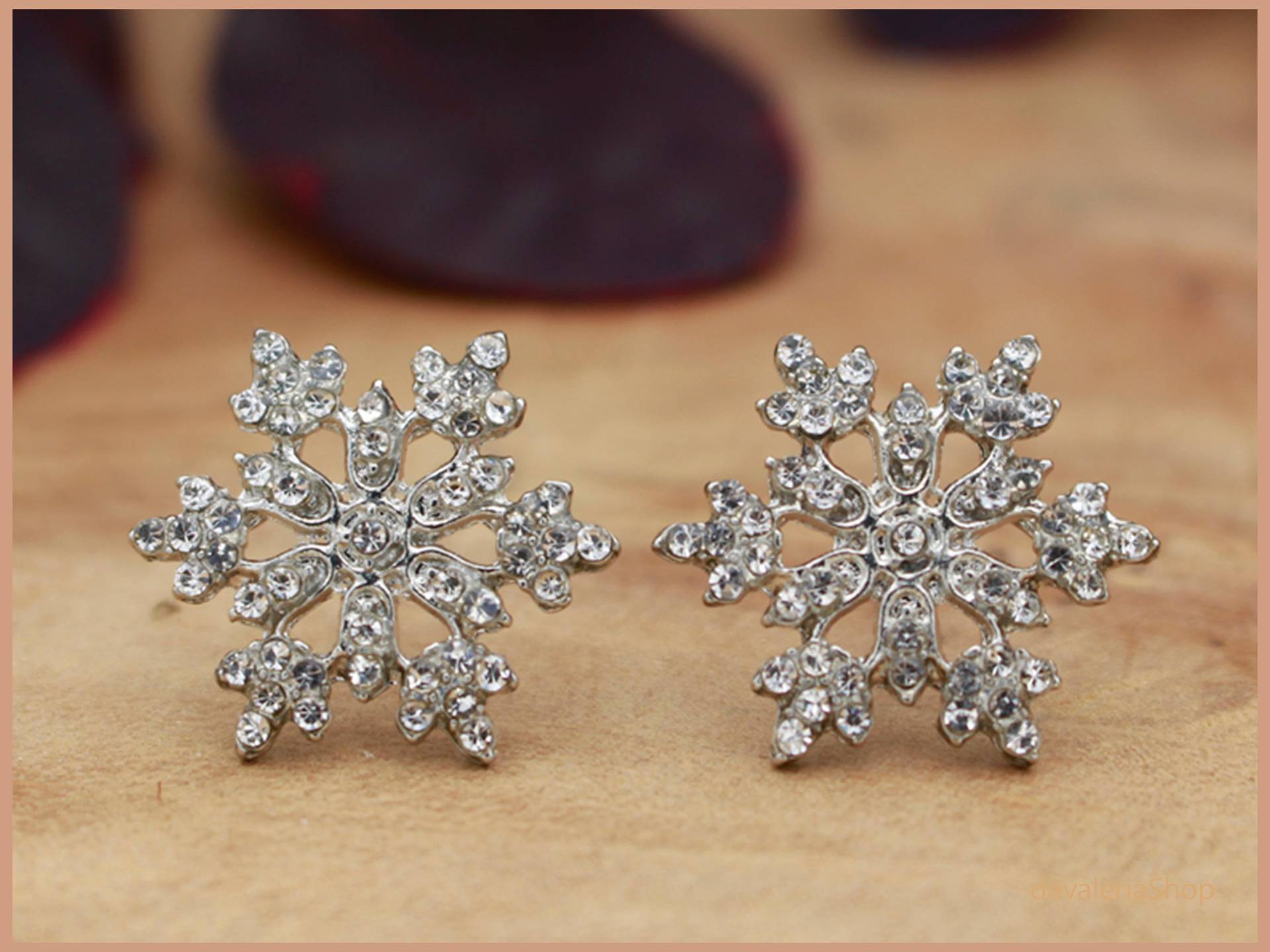 Große Silberfarbene Schneeflocken Ohrstecker - Glitzer Ohrringe Damen Weihnachtsgeschenk Winter Schmuck von davaleriaShop