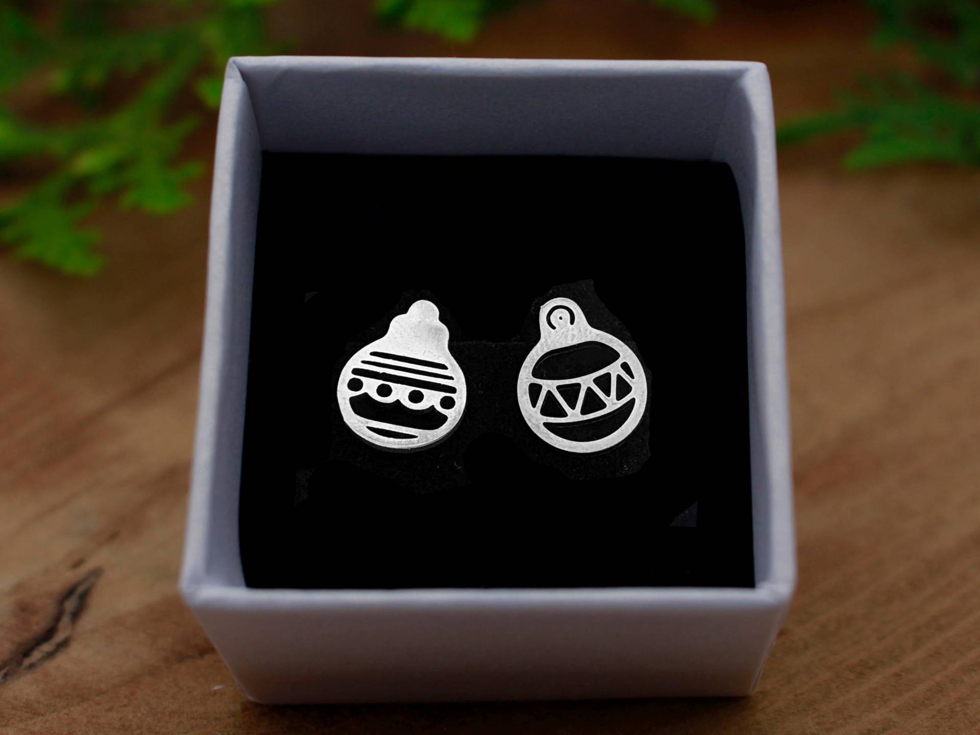 Silberne Weihnachtskugel Ohrstecker Aus Edelstahl - Festlicher Christbaumschmuck Für Damen Weihnachtsohrringe Geschenkidee von davaleriaShop