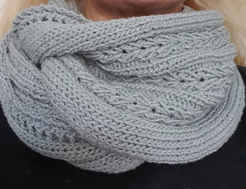 Loop/Schal in Hellgrau Handgestrickt von daydreams4you