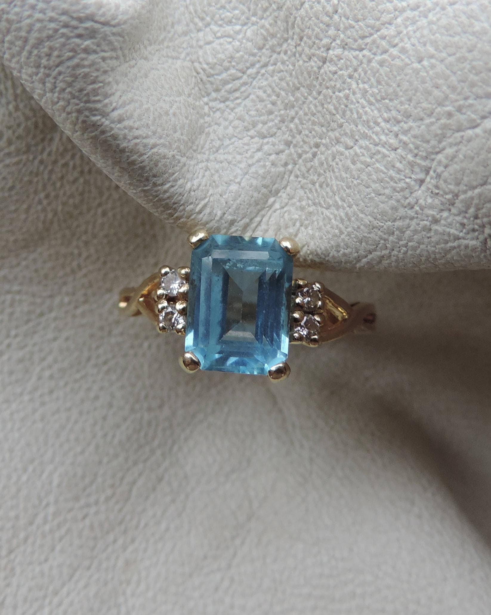 14K Gold-Cocktail-Ring Mit Blauem Topas-Diamantring 14K Gold-Cocktail-Ring Mit Blauem Topas-Diamantring von dayintonight