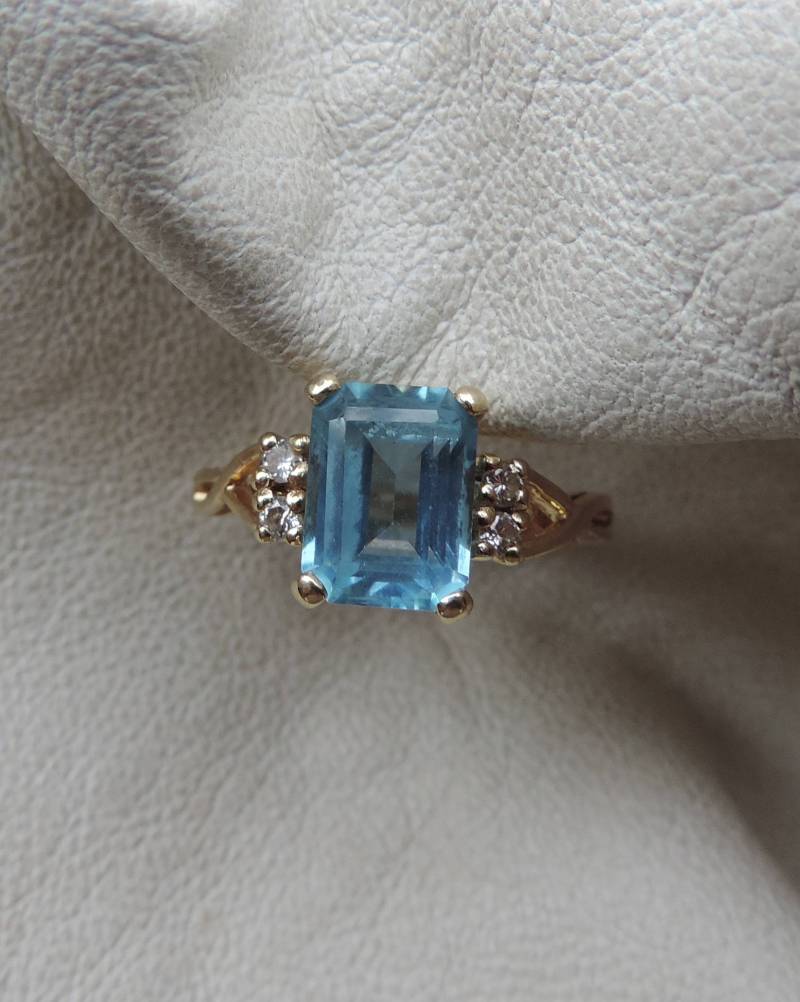 14K Gold-Cocktail-Ring Mit Blauem Topas-Diamantring 14K Gold-Cocktail-Ring Mit Blauem Topas-Diamantring von dayintonight