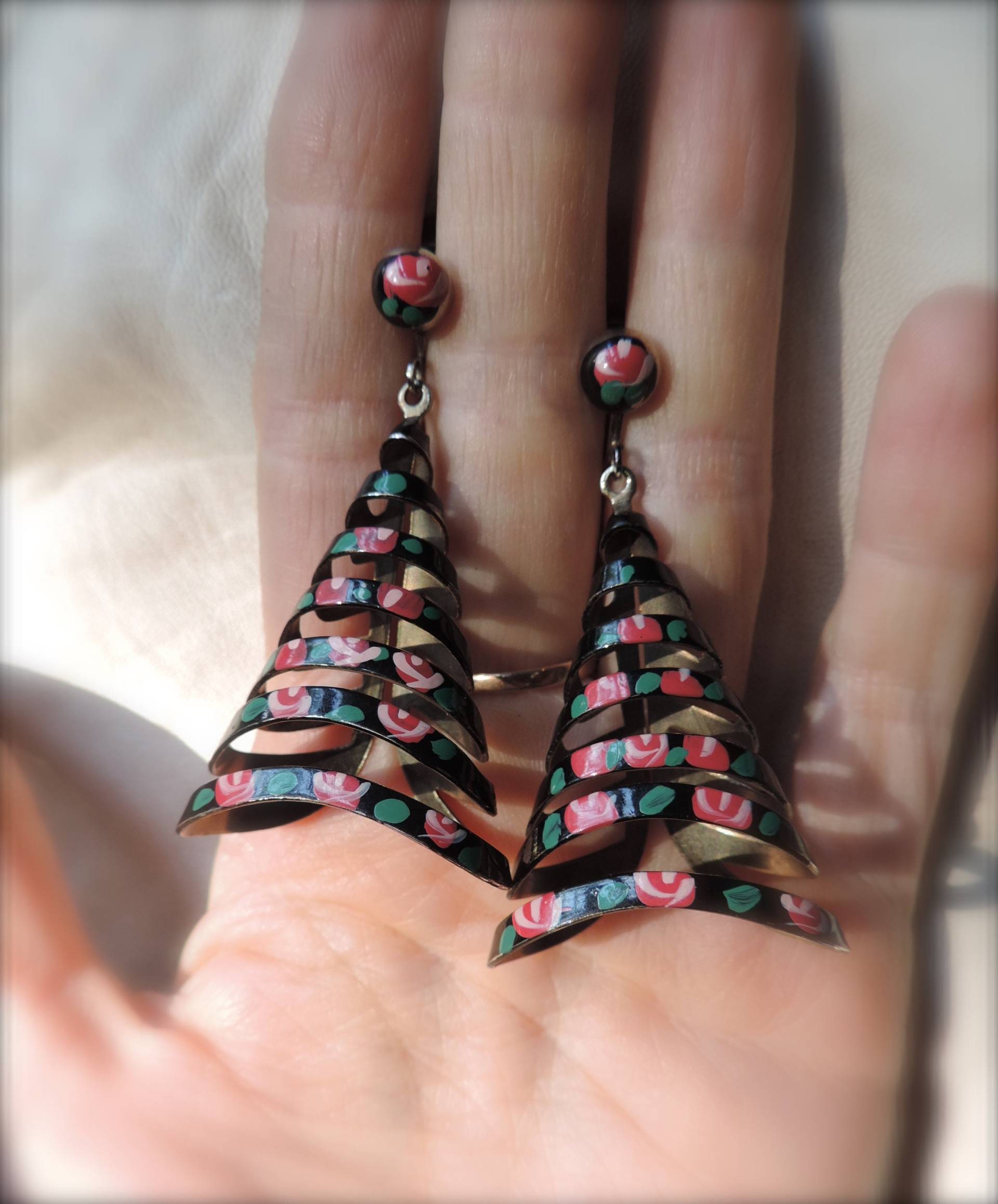 1940Er Jahre Emaille Rosenohrringe Handbemalter Statement Schmuck Aus Silber von dayintonight