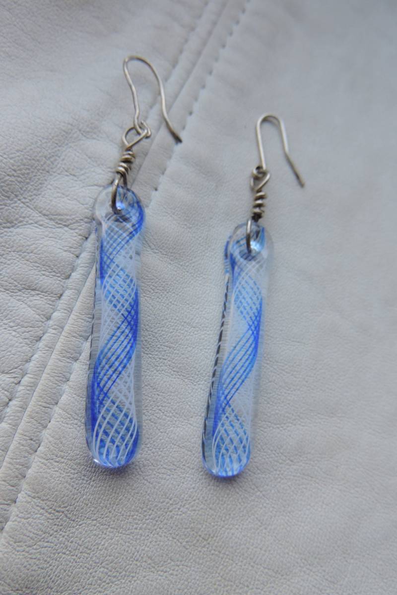 Vintage Ohrringe Blau Gestreifte Glasohrringe Antike Tropfen Handgemachte Glastropfen Weiß Glasglas von dayintonight