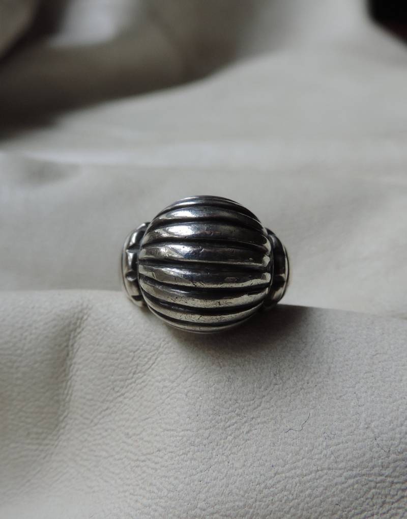 sterling Geriffelte Kuppel Ring Handgemachte Art-Deco Puffy Größe 7 von dayintonight