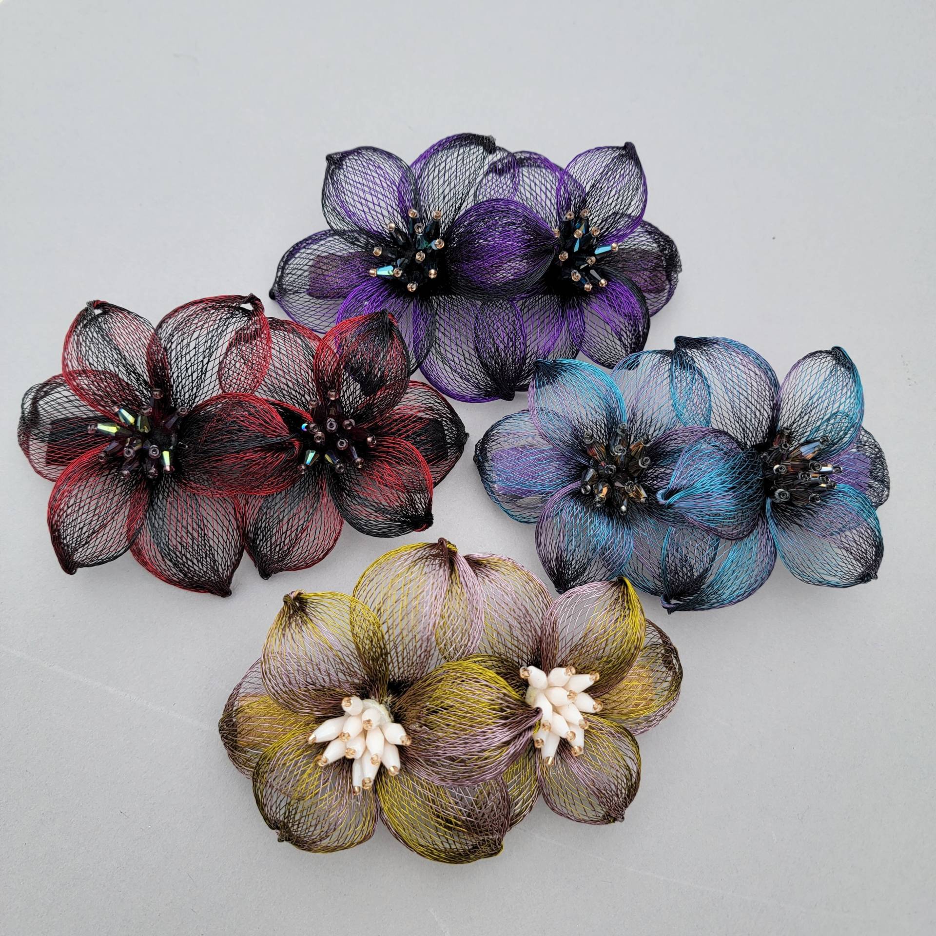 Exquisite Handgemachte 3D Metall Blumen Haarspangen Mit Handperlen Stamens Exquisite Handgemachte 3D Metall Blumen Haarspangen Mit Handperlen Stamens von ddroppStudio