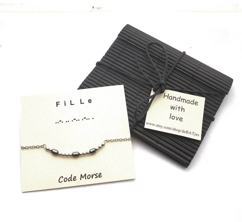 Morsecode Fille | Tochter Hämatiet Armband, Graue Stäbe, Edelstahlperlen, Edelstahl Halskette Und Finish von deBATjes