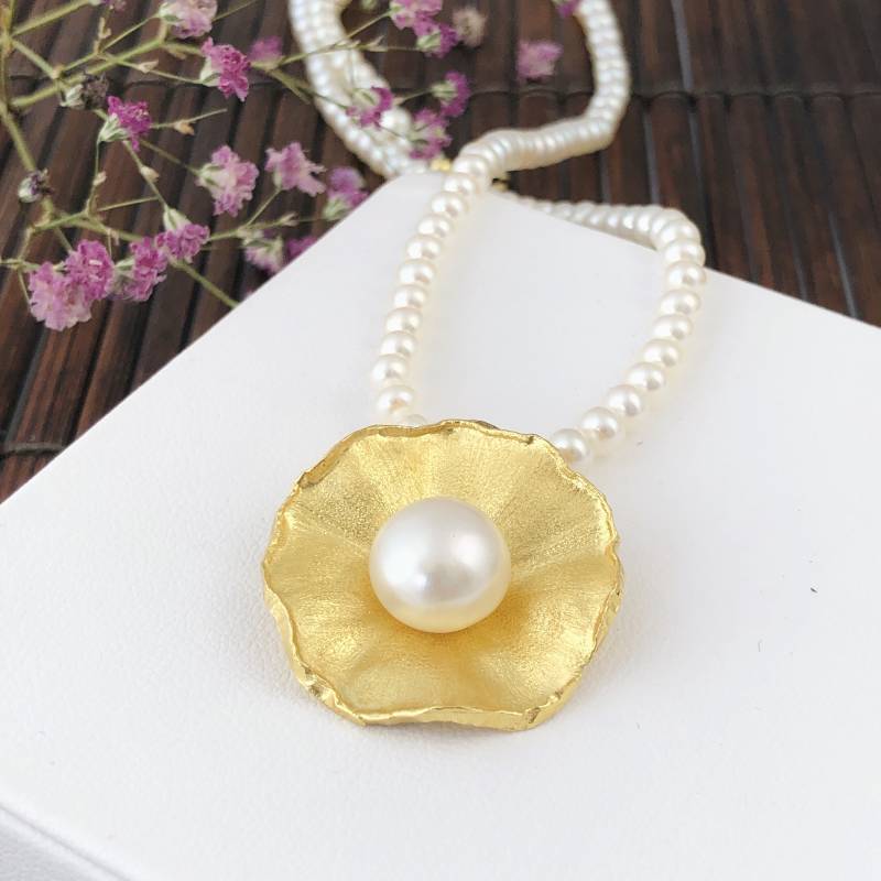 Anhänger Gold Schmuck Set Für Jeden Tag, Blume An Kleiner Feiner Perlektte, Echt 925 Silber 18Kt Vergoldet, Goldschmiede Handarbeit von deTempleSchmuck