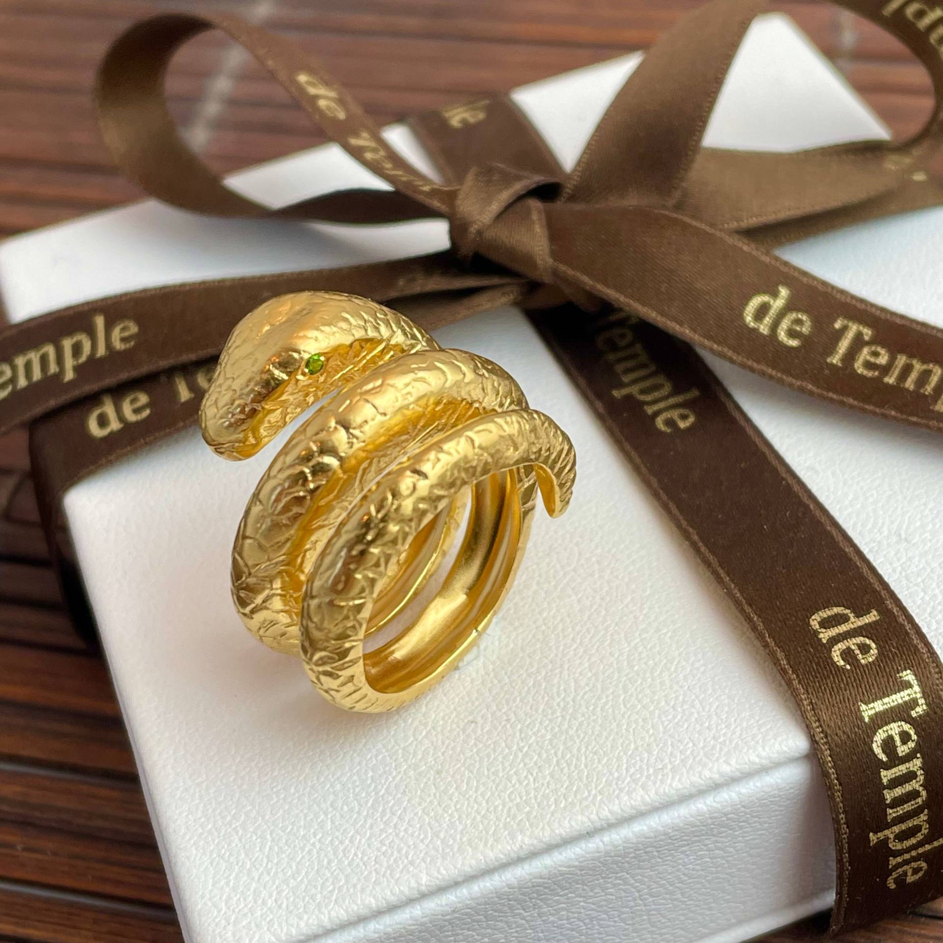 Ring Schlange Gold Handarbeit Mit Smaragd Edelstein Augen Das Ideale Schmuck Geschenk Für Die Liebste, Sterling Silber 18Kt Vergoldet von deTempleSchmuck