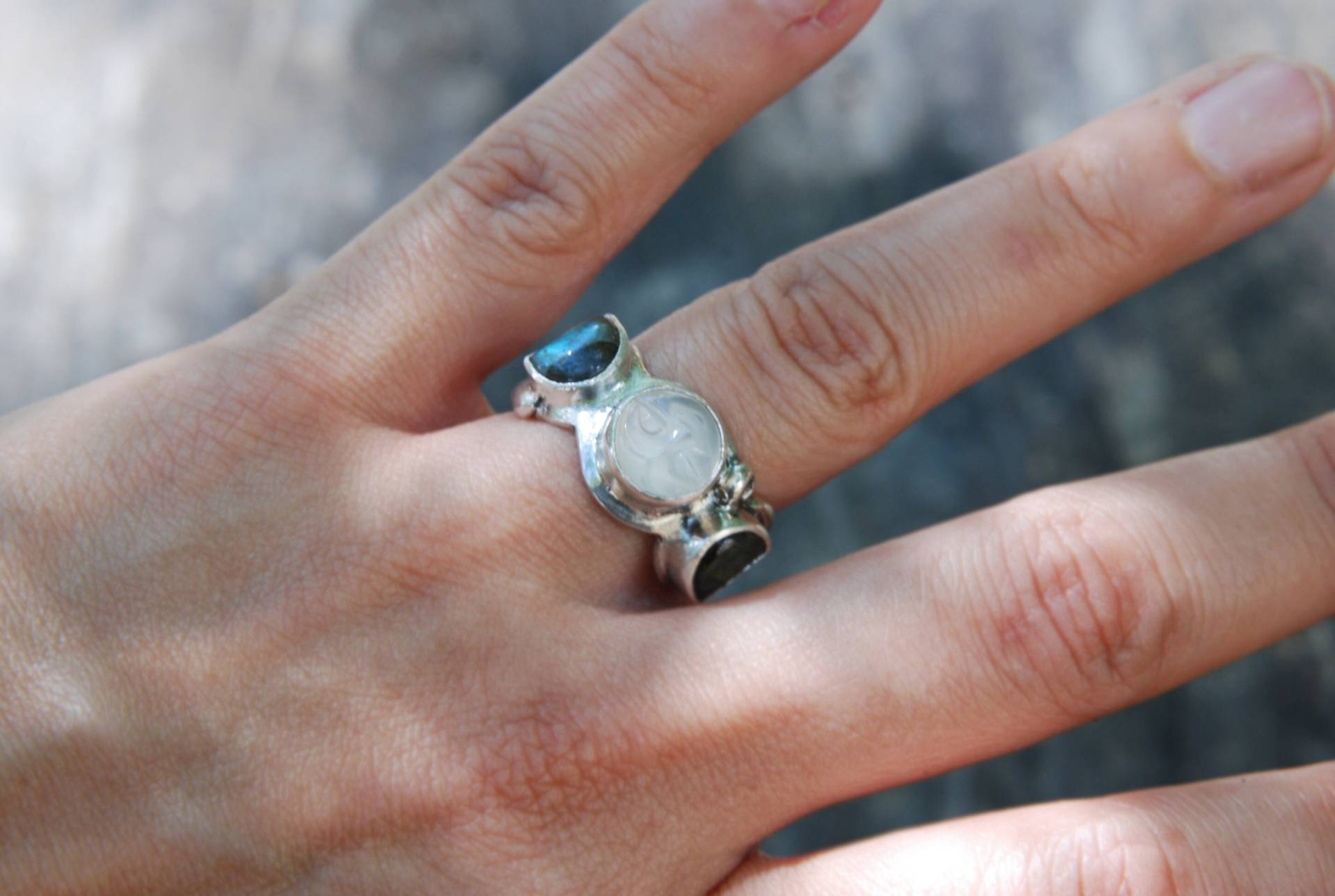 Moonface - Mondsteingesicht Mit Labradorit Mondsichel Ring Aus Sterling Silber von deadlycutedesign