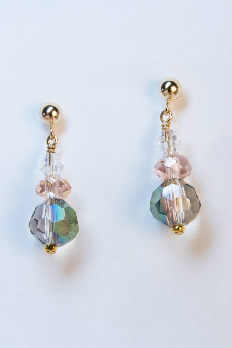 Hellrosa Und Grüne Kristallohrringe An Vergoldeten Ohrsteckern von deannaross