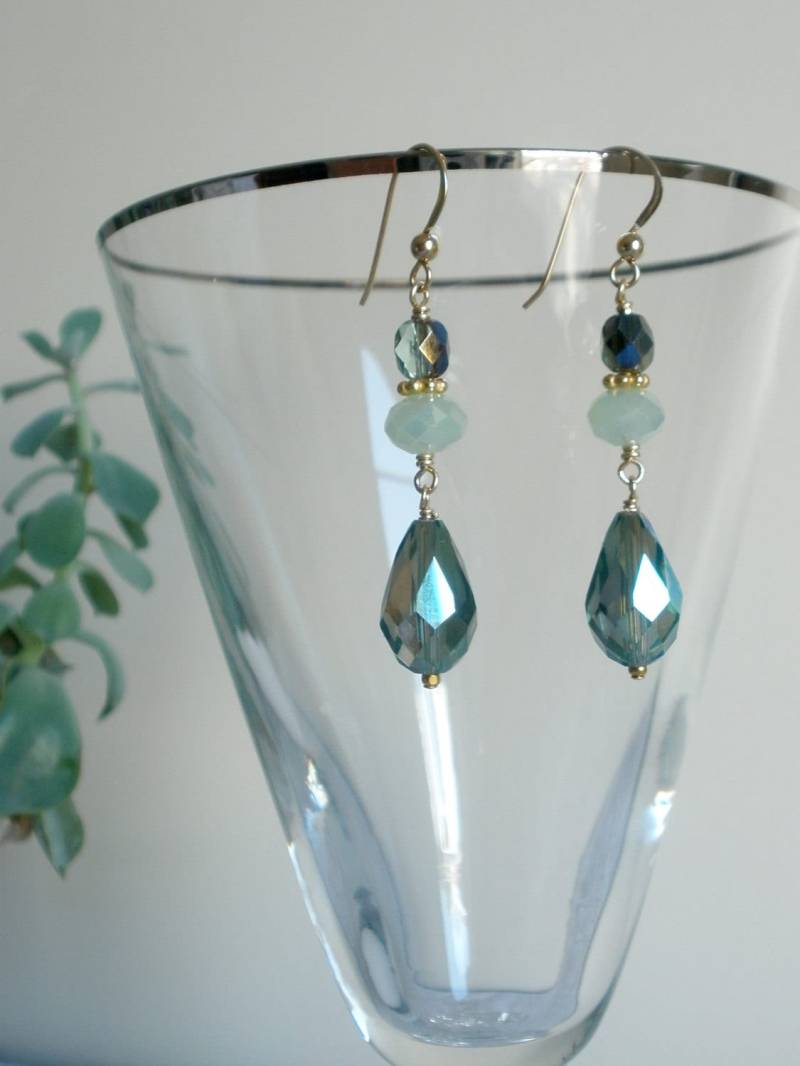 Kristall Tautropfen Ohrringe in Pfauentönen An Vergoldeten Ohrhaken von deannaross