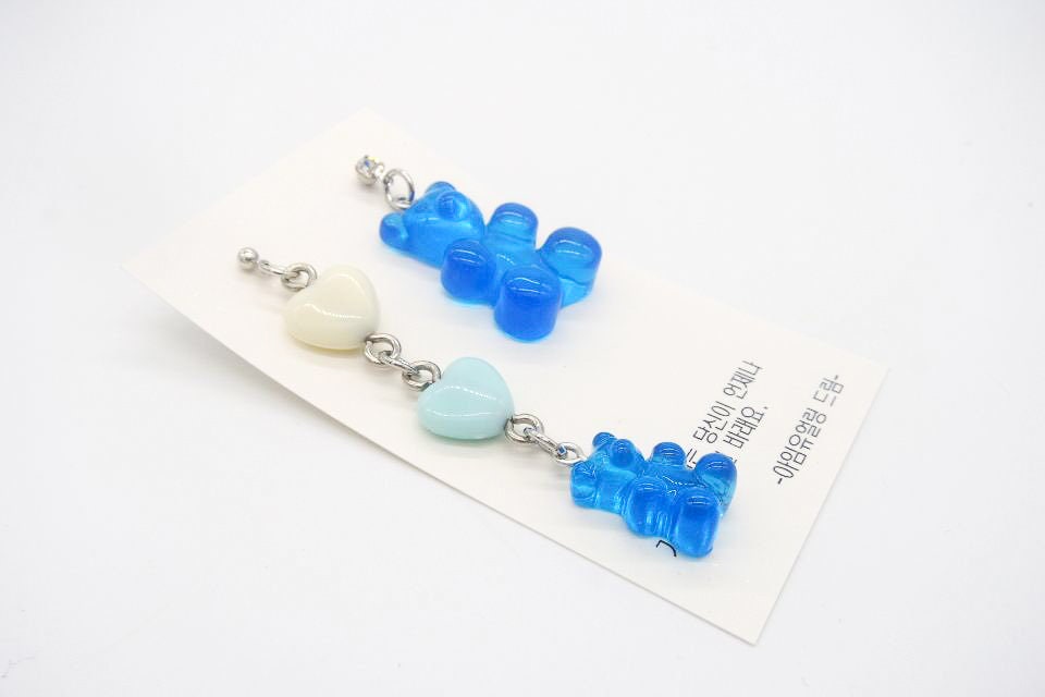 Blaue Gummibärchen Unausgewogen Tropfenohrringe von dearMaudie