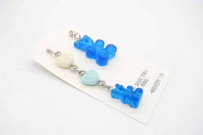 Blaue Gummibärchen Unausgewogen Tropfenohrringe von dearMaudie