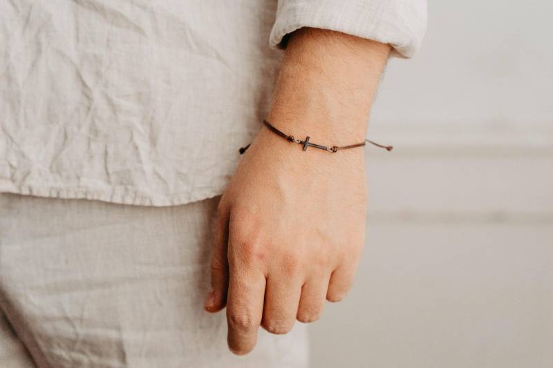 Kreuz Armband Für Herren Mit Makrame Schiebeverschluss Größenverstellbar von deardisciple