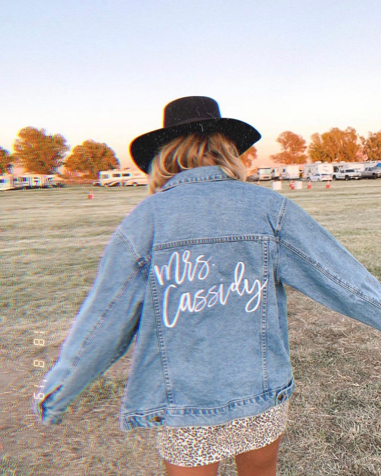 Bestickte Jeansjacke Personalisiertes Geschenk Zur Hochzeitsfeier Bestickte Jeansjacke Personalisiertes Geschenk Zur Hochzeitsfeier von dearlythreaded