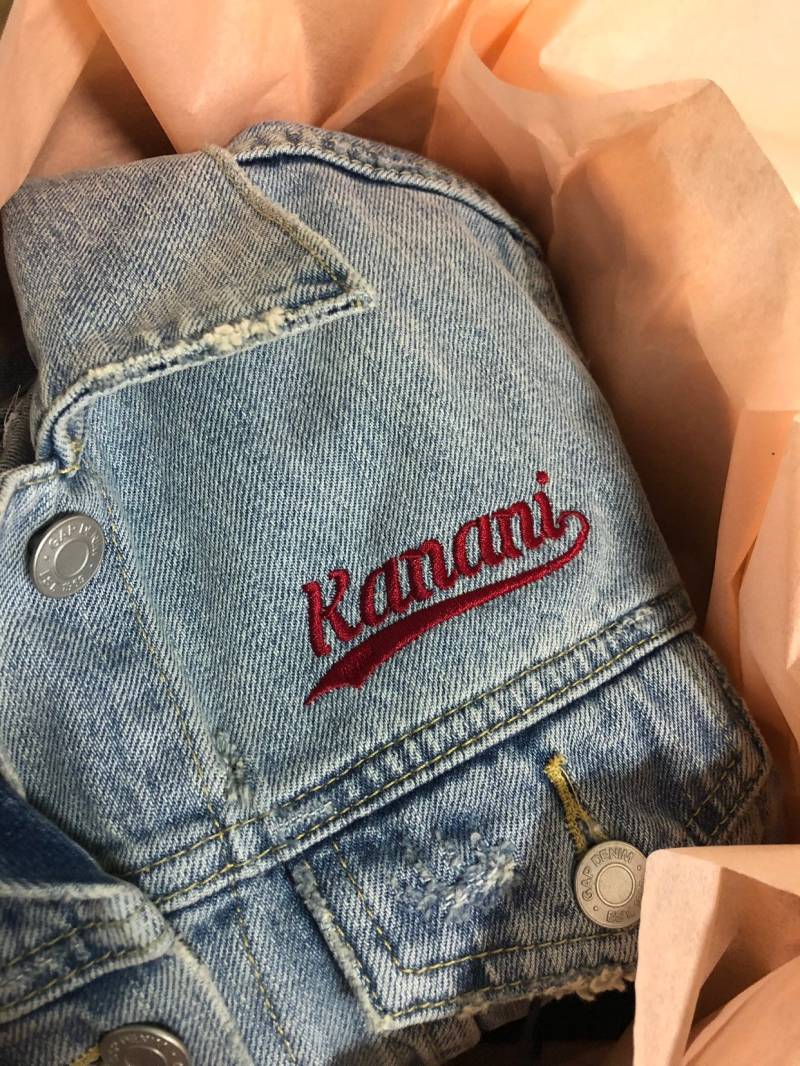 Fügen Sie Einen Namen Über Der Vorderen Linken Tasche Jacke Hinzu Fügen Sie Einen Namen Über Der Vorderen Linken Tasche Jacke Hinzu von dearlythreaded