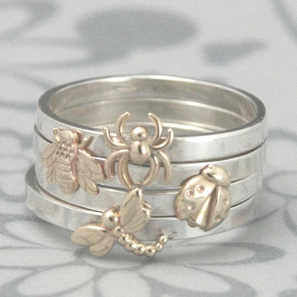 Bugga BandsSolide 14K Gelbgold Bug Ihrer Wahl Auf Einem 2 Mm Breiten Sterling Silber BandCustom Made in GrößeStack Em "Up Bugga BandsSolide 14K Gelbgold Bug Ihrer Wahl Auf Einem 2 Mm Breiten Sterling Silber BandCustom Made in GrößeStack Em "Up von debblazer